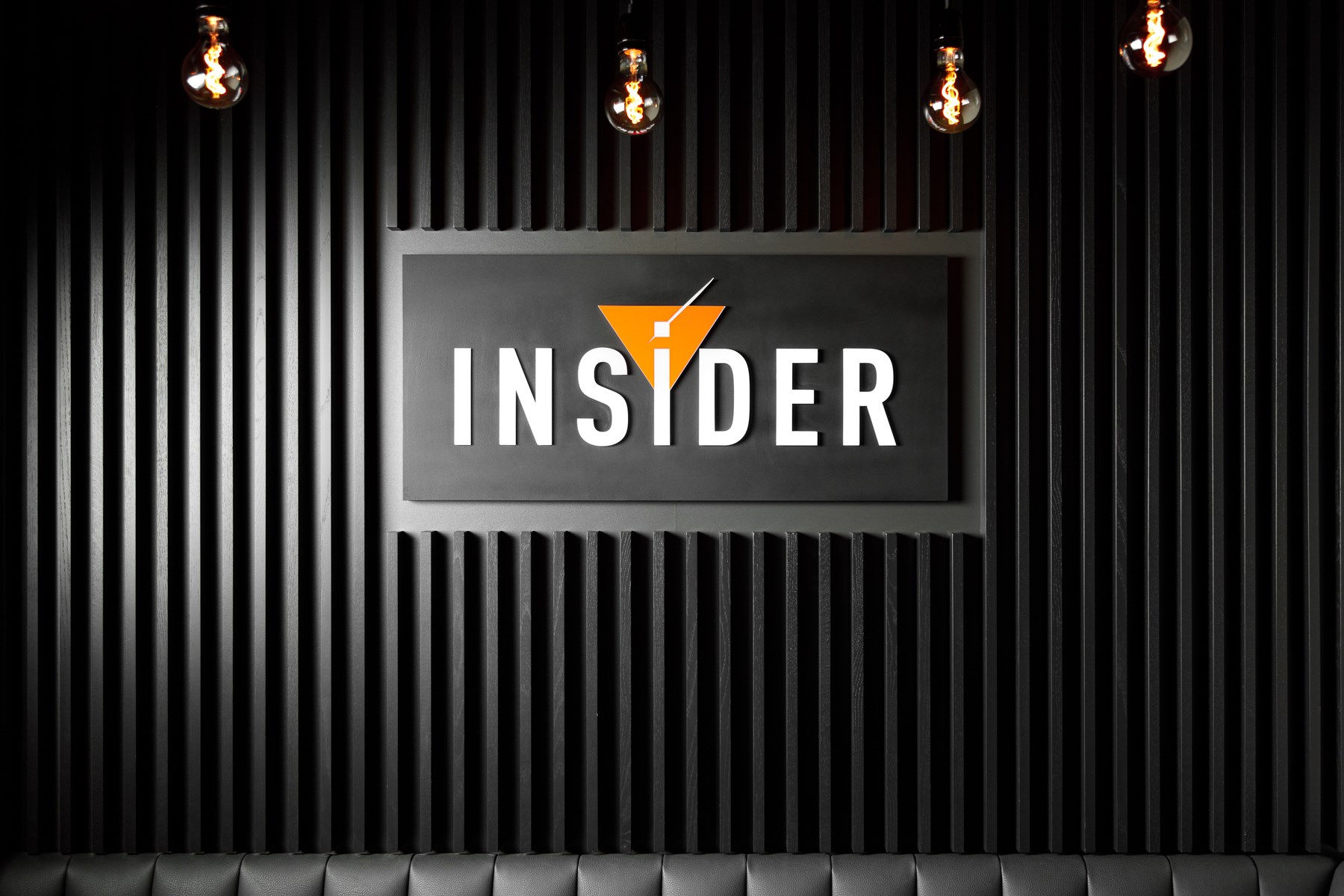 INSIDER - BAR | Deckowand mit LED Glühbirnen