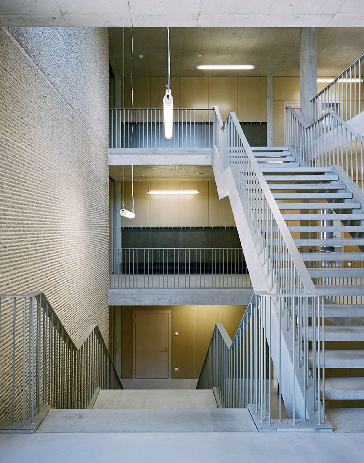 SCHULHAUS - WYDEN | Haupttreppe und Korridore mit LED Balkenleuchten