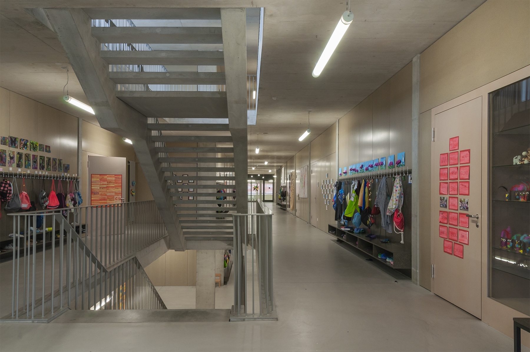 SCHULHAUS - WYDEN | Nebentreppe und Korridor mit LED Balkenleuchten