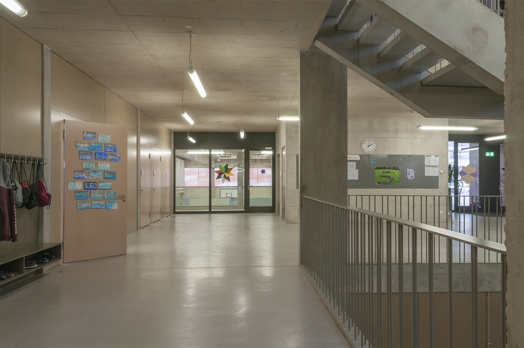 SCHULHAUS - WYDEN | Korridor mit LED Balkenleuchten